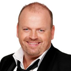 170331 Nettside Komikerbilde Tommy Steine