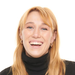 Komiker Maria Stavang latter